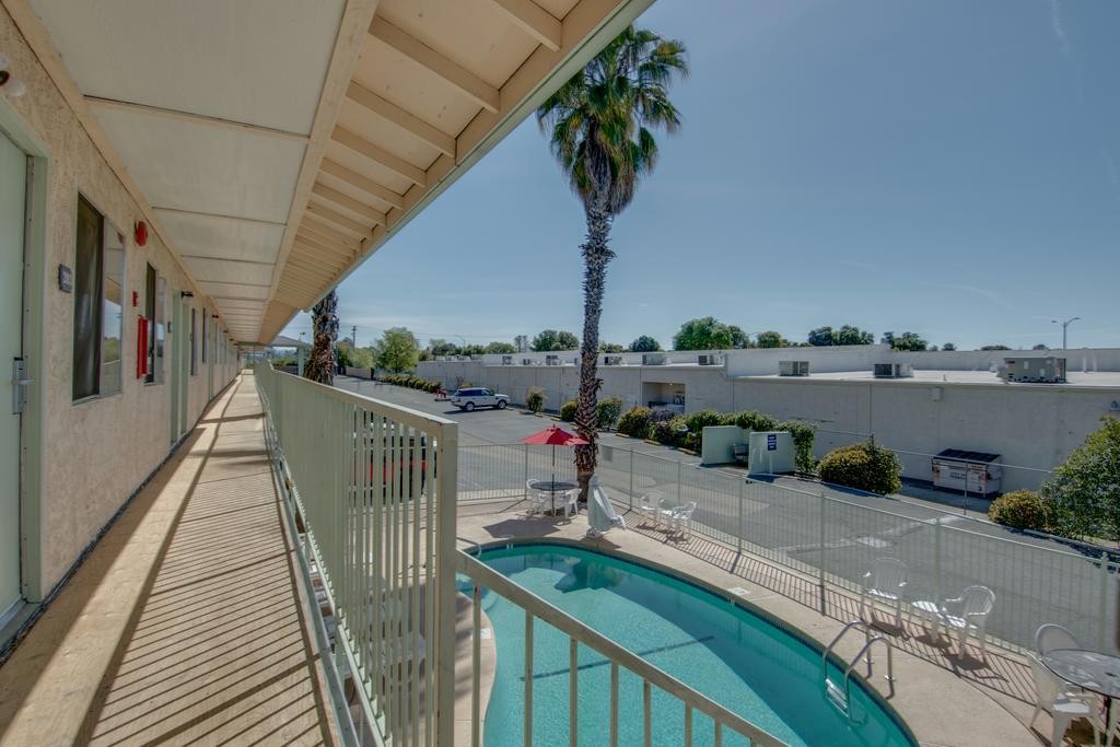 Bridgeway Inn & Suites Redding Bagian luar foto