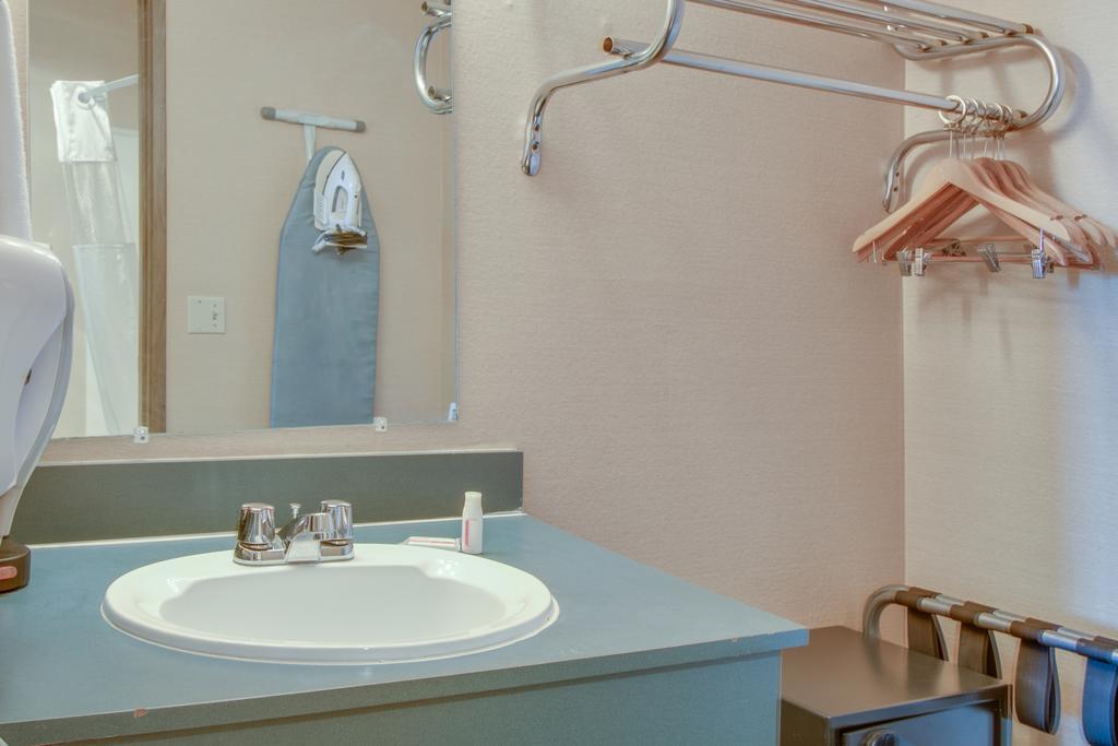 Bridgeway Inn & Suites Redding Bagian luar foto